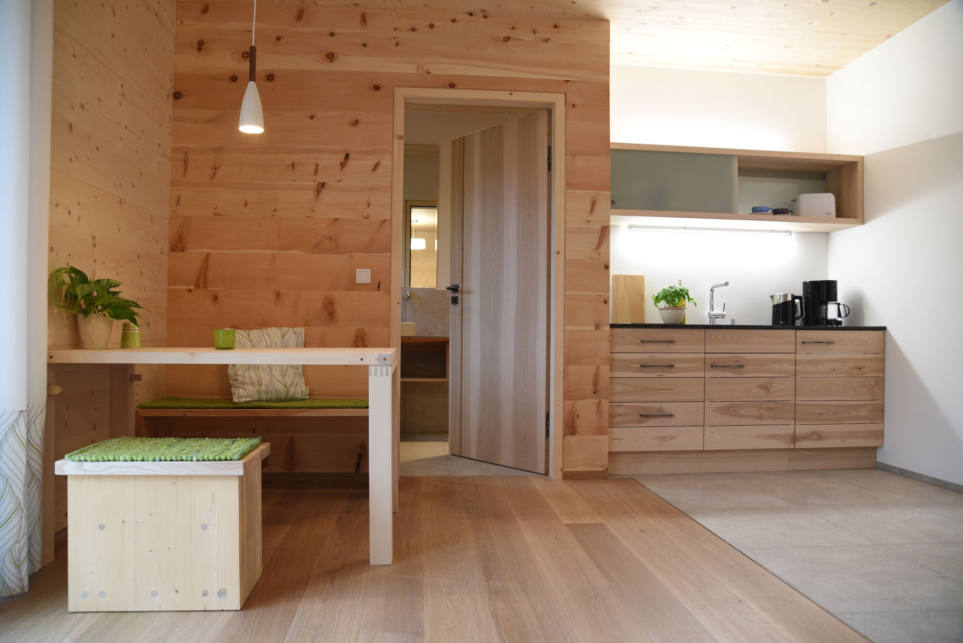 Esstisch und Küche in der Holz100-Haus-Probewohnung in Bad Feilnbach